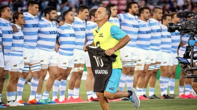 Fern&aacute;ndez Miranda se lleva la ofrenda entregada por el capit&aacute;n de los All Blacks por la muerte de Maradona.