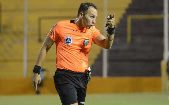 Lucas Comesa&ntilde;a controlar&aacute; el partido Almagro-Col&oacute;n.