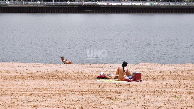 La gente pesa a no estar habilitadas, disfruta de las playas de la ciudad 