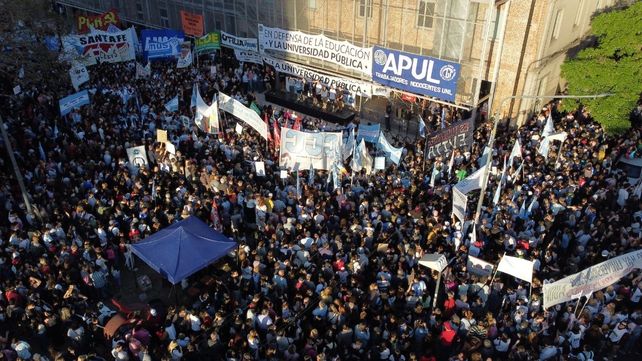 Masiva marcha universitaria en Santa Fe reunió a miles de personas en un acto que tuvo lugar en la intersección de Rivadavia y Bulevar.