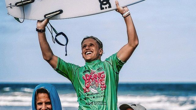 Thiago en andas y su padre, sosteniendo. Siempre es así.