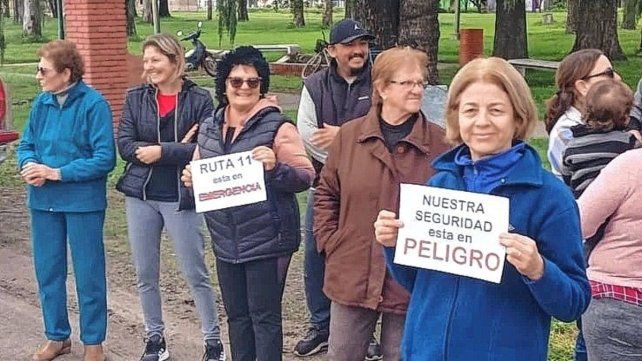 Abrazo simbólico a la Ruta Nacional 11, reclamando por su pésimo estado.
