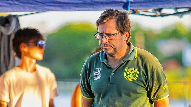 Ovidio L&oacute;pez es el entrenador del plantel superior de waterpolo de Regatas de Santa Fe.