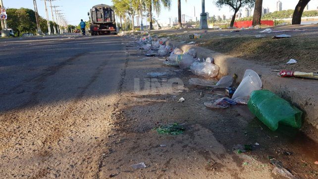 Restos de botellas, plásticos y papeles en la costanera Este