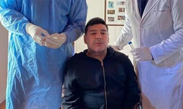 Diego Maradona vive al compás de sus excesos y hoy tendría un hematoma subdural
