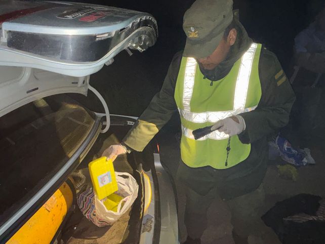 Llevaban más de tres kilos de cocaína en un auto junto a dos cadetes del ISeP y fueron detenidos por Gendarmería Llevaban más de tres kilos de cocaína en un auto junto a dos cadetes del ISeP y fueron detenidos por Gendarmería