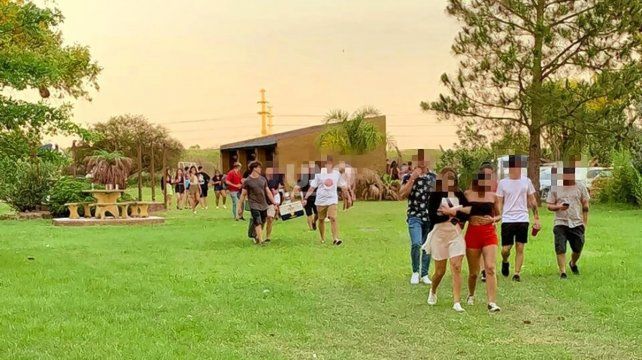 Más de 450 jóvenes participaron de una fiesta clandestina en Rincón. 