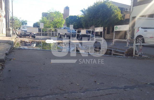 Urquiza y Pujato. Frente a la vecinal Mariano Comas, un socavón preocupa nuevamente a los vecinos. 