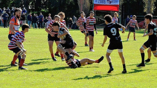 El &aacute;rbitro Santiago Jelicic, observa de cerca la acci&oacute;n en el choque en M15 entre Uni y SFRC.
