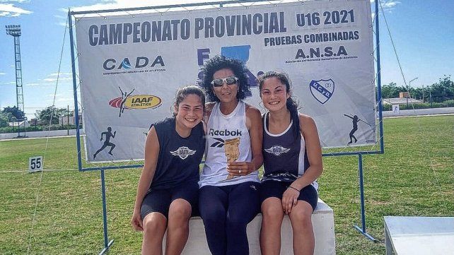 La presidente del club Pantera de Santa Fe, Soledad Morlio, junto a Sofía y Violeta Arteriza, tras participar en el Provincial Sub 16