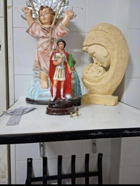 La imagen en donde están las dos balas sobre el altar dentro del hopsital Cullen que se viralizó entre los trabajadores