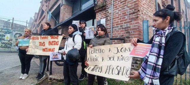Madres de alumnos del Jardín de Infantes 261 Paulo Freire fueron a protestar el viernes 12 de junio de 2026 a la puerta de la sede rosarina del Ministerio de Educación de Santa Fe. Madres de alumnos del Jardín de Infantes 261 Paulo Freire fueron a protestar el viernes 12 de junio de 2026 a la puerta de la sede rosarina del Ministerio de Educación de Santa Fe.