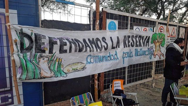 Integrantes del grupo Comunidad por la Naturaleza protesta frente a la obra del aulario de la UNL