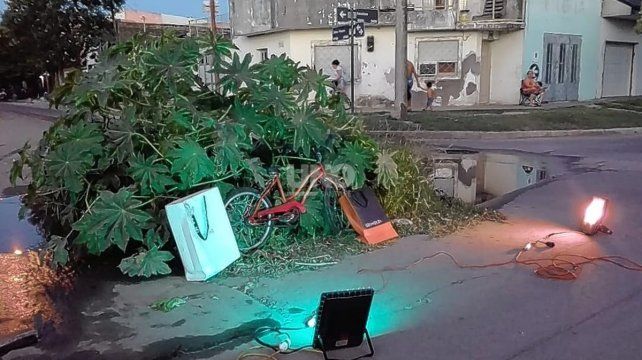 Barrio Los Hornos. El histórico socavón y pozo de la esquina de Gobernador Freyre y Lavaisse, ahora luce como un árbol de navidad gracias a los vecinos. 