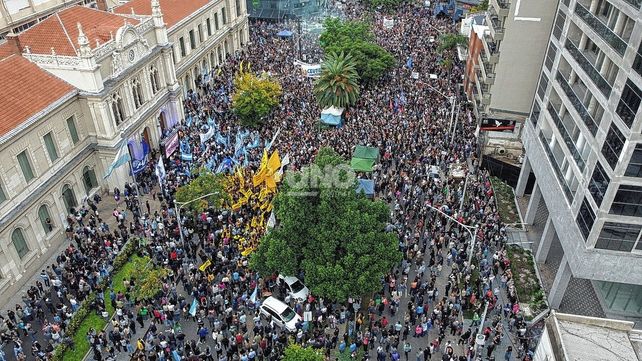 Miles de santafesinos se manifestaron frente a la UNL en protesta por los  ajustes del gobierno nacional
