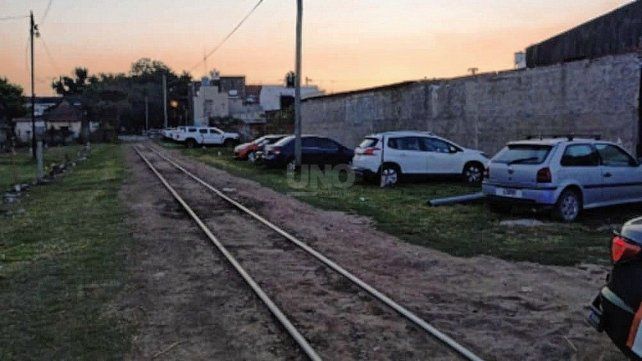 Zona de la vía entre Av. López y Planes y San Lorenzo, en barrio Mariano Comas.