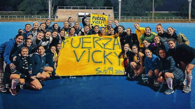 Vicky, jugadora de El Quill&aacute;, recibiendo todo el apoyo del plantel superior del conjunto del parque Belgrano. &nbsp;