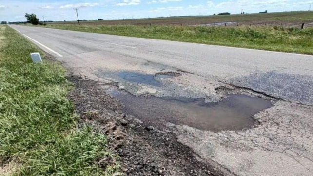 Sector de la Ruta Nacional 11 con pozos y baches en el norte santafesino.