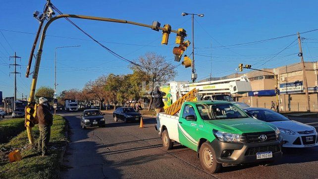 El semáforo de Av. Aristóbulo del Valle y Av. José Gorriti quedó muy dañado. Empleados municipales trabajan en el lugar.