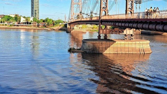 Pilotes del puente Colgante nuevamente visibles tras la bajante.