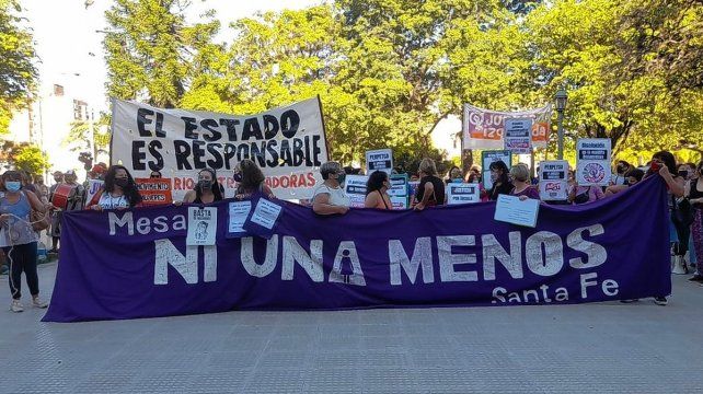 Masiva marcha de la agrupaci&oacute;n "Ni una menos" frente a tribunales de Santa Fe