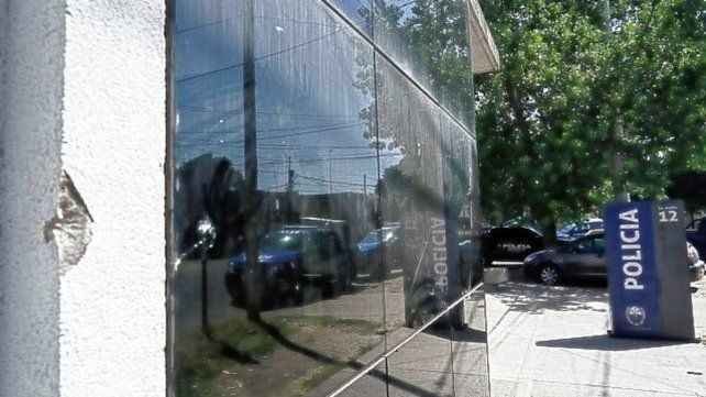 Frente de la comisaría 12ª de Casilda y Solís, en barrio Ludueña en Rosario, baleada el viernes 18 a la noche.