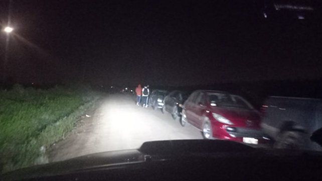 Larga filas de autos en la fiesta clandestina desbaratada. 
