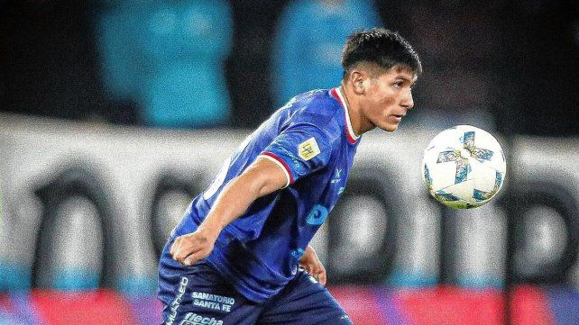 Lautaro Vargas, que hace pocos días firmó su primer contrato con Unión, sigue en ascenso en el equipo titular.