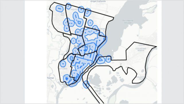 Las zonas celestes marcan los sectores de la ciudad de Santa Fe que tienen a menos de 400 metros los espacios verdes diseñados. 