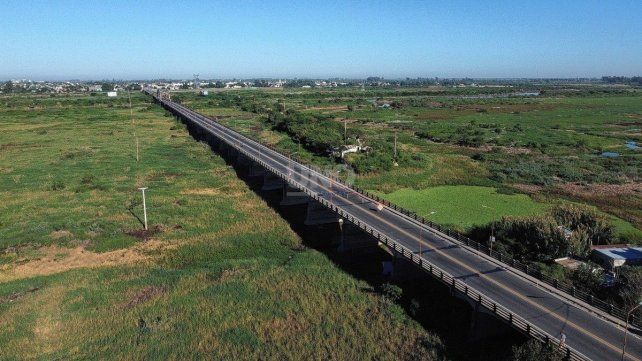 Puente Carretero con circulación restringida por fragilidad estructural.