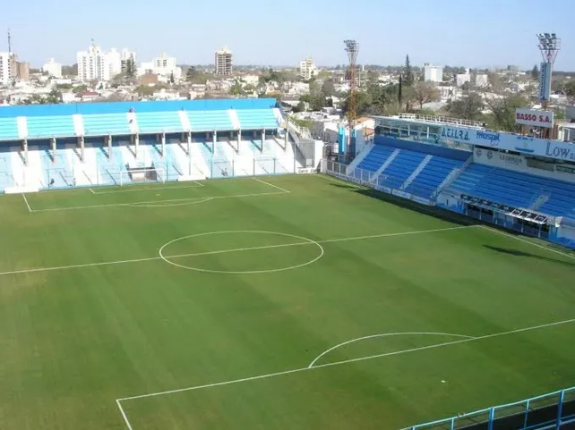 Colón jugará en uno de los campos de juegos más reducidos de Argentina.